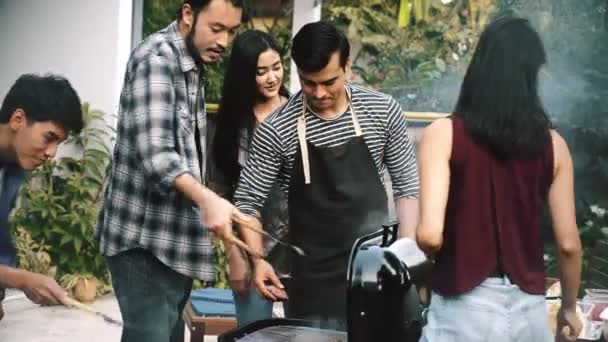 Amigos Tentando Cozinhar Hambúrguer Cru Churrasqueira Livre Grupo Asiático Caucasiano — Vídeo de Stock