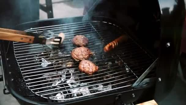 Primo Piano Hamburger Crudi Salsicce Crude Una Piccola Griglia Barbecue — Video Stock