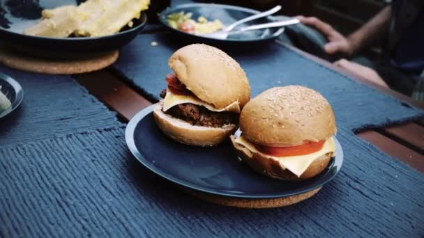 Gros Plan Hamburger Fait Maison Sur Une Table Manger Extérieure — Video