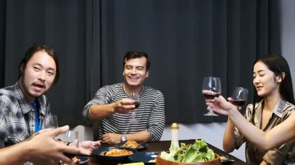 Amigos Cenando Una Fiesta Casa Hombre Asiático Degustando Una Hamburguesa — Vídeo de stock