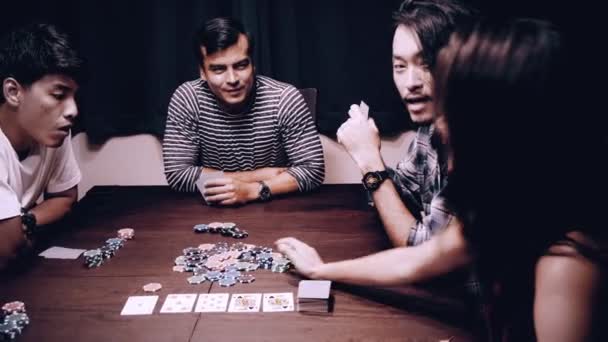 Freunde Beim Pokern Auf Einer Hausparty Gruppe Asiatischer Chinesischer Weißer — Stockvideo