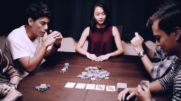 Vänner Spela Poker House Party Asiatisk Kinesisk Vit Ung Man — Stockvideo