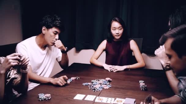 Freunde Beim Pokern Auf Einer Hausparty Gruppe Asiatischer Chinesischer Weißer — Stockvideo