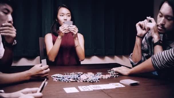 Друзья Играют Покер Домашней Вечеринке Группа Азиатских Китайских Белых Молодых — стоковое видео