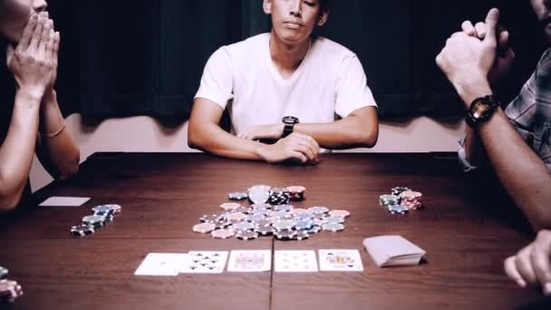 Freunde Beim Pokern Auf Einer Hausparty Gruppe Asiatischer Chinesischer Weißer — Stockvideo