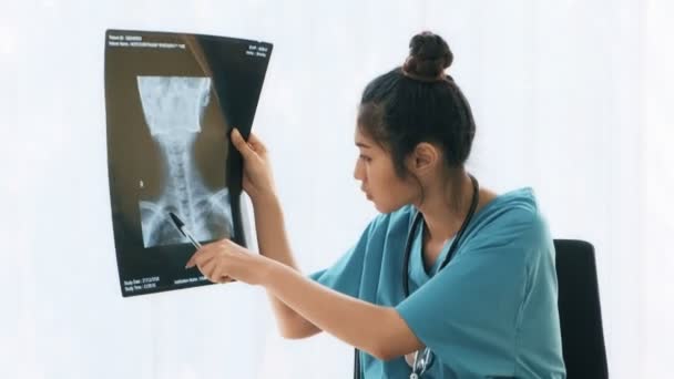 Женщина Врач Смотрит Рентген Пациента — стоковое видео