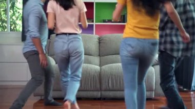 Mutlu arkadaşlar grubu evde parti kutluyor