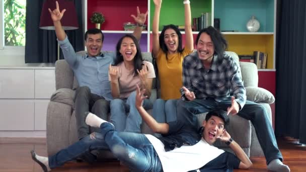 Ομάδα Των Ευτυχων Φίλων Γιορτάζει Στο Πάρτι Στο Σπίτι — Αρχείο Βίντεο