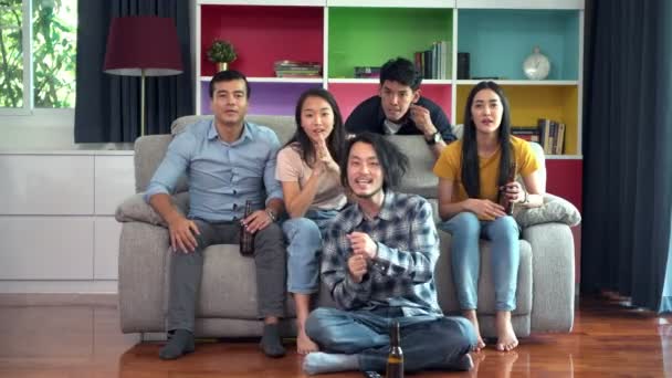 Kanepede Birlikte Televizyonun Arkadaş Grubu Karışık Yarış Genç Insanlar Izlerken — Stok video