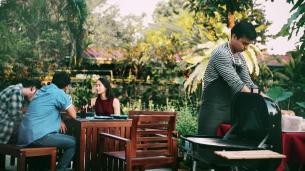 Hombre Preparando Hamburguesa Cruda Parrilla Barbacoa Aire Libre Con Sus — Vídeo de stock