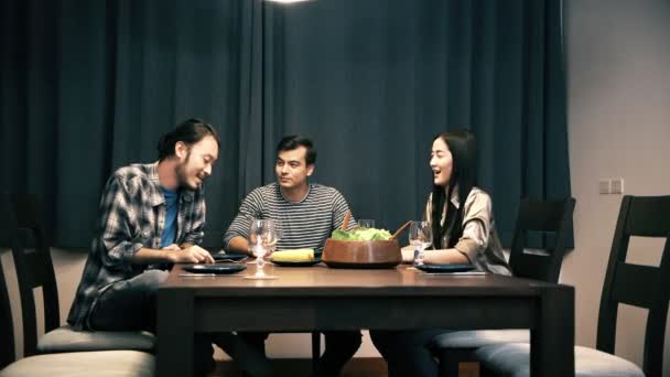 Przyjaciele Obiad House Party Mieszane Rasy Ludzi Młodych Korzystających Kolacja — Wideo stockowe