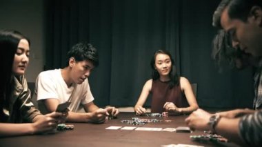 Bir ev partisi poker oynamaya arkadaşlar. Grup Asyalı, Çinli, beyaz genç erkek ve kadın hipster oyun kağıdı içinde bir ev partisi. Film bak styling.