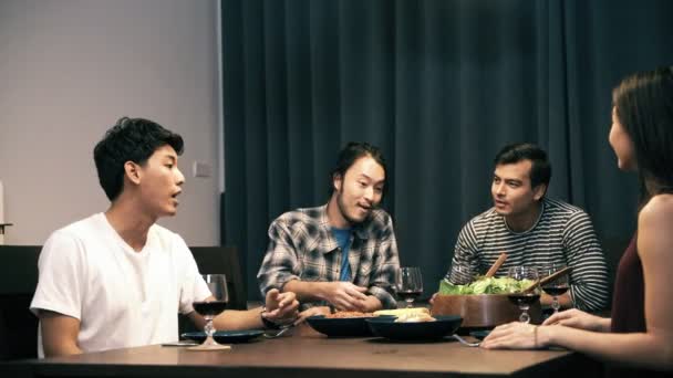 Przyjaciele Obiad House Party Mieszane Rasy Ludzi Młodych Korzystających Kolacja — Wideo stockowe