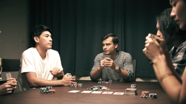 Bir Partisi Poker Oynamaya Arkadaşlar Grup Asyalı Çinli Beyaz Genç — Stok video