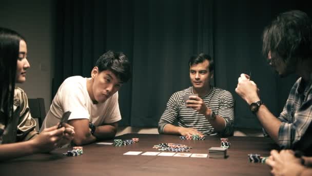 Друзья Играют Покер Домашней Вечеринке Группа Азиатских Китайских Белых Молодых — стоковое видео