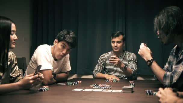 Amigos Jogar Póquer Numa Festa Casa Grupo Asiático Chinês Branco — Vídeo de Stock