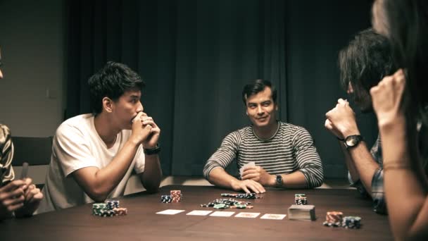 Amigos Jogar Póquer Numa Festa Casa Grupo Asiático Chinês Branco — Vídeo de Stock