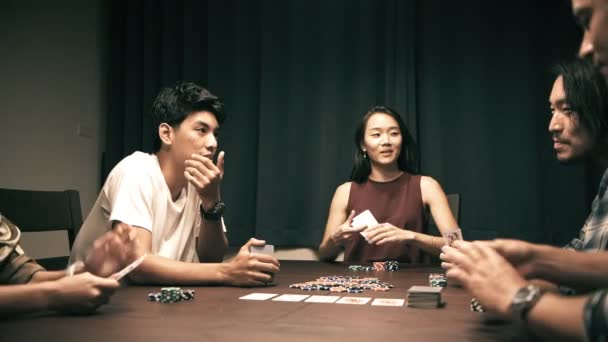 Amigos Jogar Póquer Numa Festa Casa Grupo Asiático Chinês Branco — Vídeo de Stock