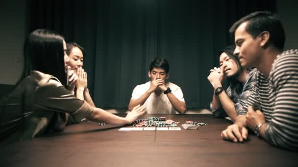 Amigos Jogar Póquer Numa Festa Casa Grupo Asiático Chinês Branco — Vídeo de Stock