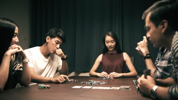 Amigos Jugando Póquer Una Fiesta Casa Grupo Asiático Chino Blanco — Vídeo de stock