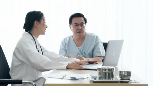 Doctor Con Paciente Doctora Joven Hablando Con Una Paciente Mayor — Vídeos de Stock