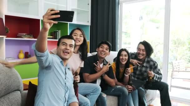 Groep Vrienden Viert Feest Thuis Gelukkige Mensen Doet Selfie Mobiele — Stockvideo