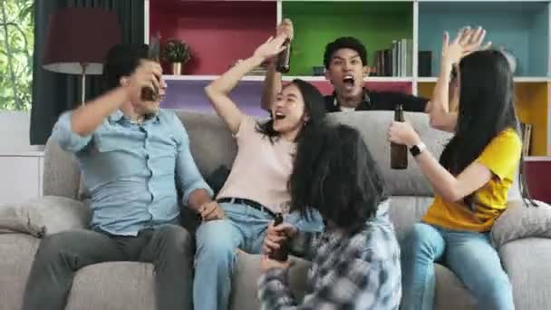 Grupo Amigos Viendo Televisión Juntos Sofá Jóvenes Raza Mixta Disfrutando — Vídeos de Stock