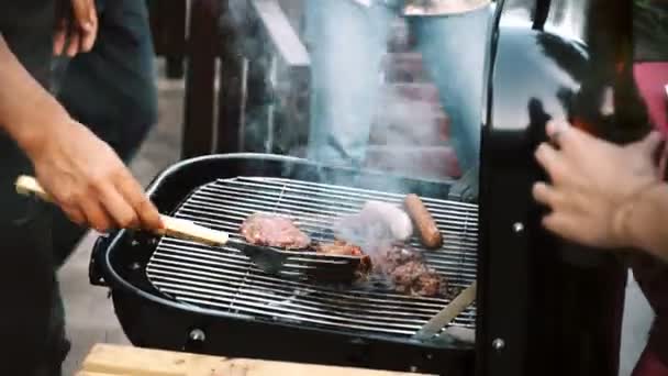 Primer Plano Hamburguesa Cruda Cruda Salchichas Una Pequeña Parrilla Barbacoa — Vídeo de stock