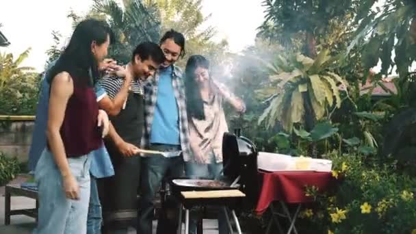 Друзья Пытаются Готовить Сырые Бургеры Барбекю Открытом Воздухе Группа Азиатских — стоковое видео