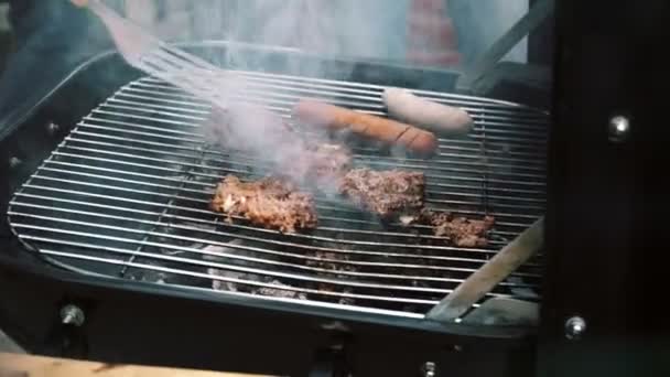 Primer Plano Hamburguesa Cruda Cruda Salchichas Una Pequeña Parrilla Barbacoa — Vídeo de stock