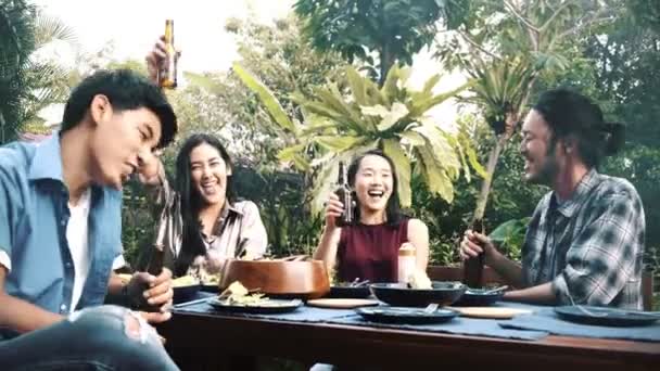 친구들과 음식을 즐기고 있습니다 아시아 친구들이 맥주와 식사를합니다 하우스 — 비디오