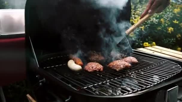 Primo Piano Hamburger Crudo Crudo Salsicce Una Piccola Griglia Barbecue — Video Stock