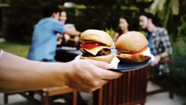 Hombre Sirvió Hamburguesa Cocinada Barbacoa Sus Amigos Mesa Aire Libre — Vídeos de Stock
