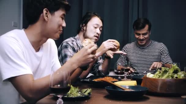 Amigos Jantar Numa Festa Casa Jovens Raça Mista Desfrutando Jantar — Vídeo de Stock