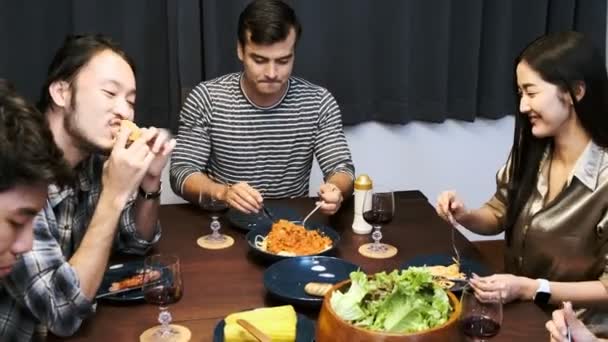 Amigos Cenando Una Fiesta Casa Jóvenes Raza Mixta Disfrutando Cena — Vídeos de Stock