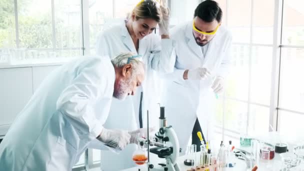 Bir Laboratuarda Çalışan Kimyagerler Grubudur Beyaz Genç Erkek Dişi Kimyagerler — Stok video