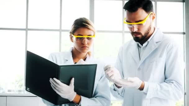 Grupo Químicos Trabajando Laboratorio Químicos Blancos Jóvenes Mujeres Trabajando Juntos — Vídeos de Stock