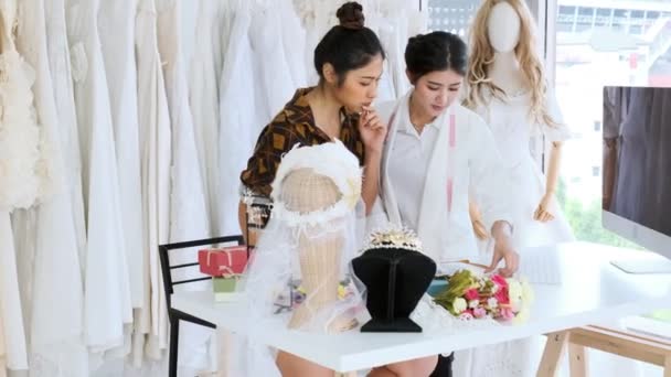 Joven Diseñador Casas Moda Trabajando Juntos Vestido Novia Joven Mujer — Vídeo de stock