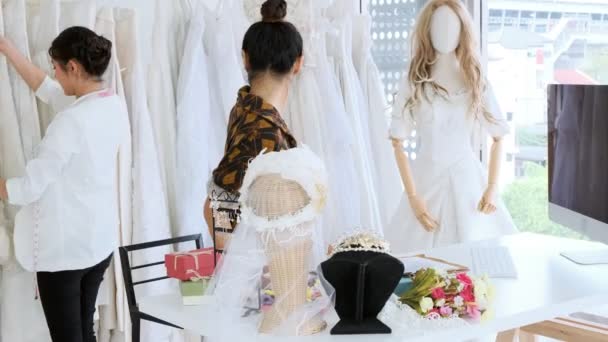 Joven Diseñador Casas Moda Trabajando Juntos Vestido Novia Joven Mujer — Vídeo de stock