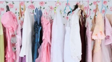 Arka plan bez raf elbiseler tam. Yalpa vurdu.