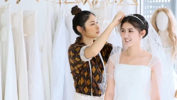 Genç Düğün Elbise Tasarımcısı Çalışma Genç Asyalı Kadın Müşterisi Yeni — Stok video