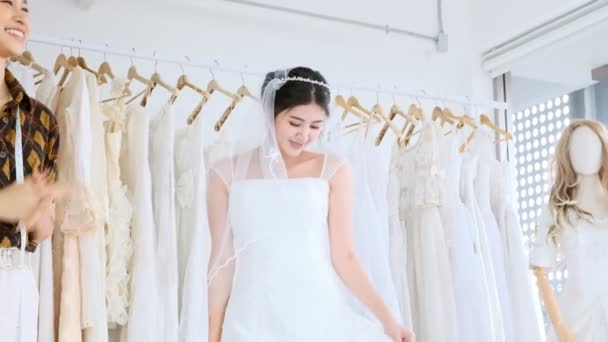 Joven Diseñador Vestido Novia Trabajando Joven Mujer Asiática Dejar Que — Vídeos de Stock