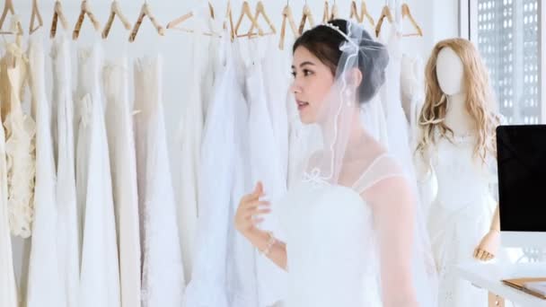 Femme Asiatique Essayant Nouvelle Robe Mariée Merveilleux Sourire Bonheur — Video