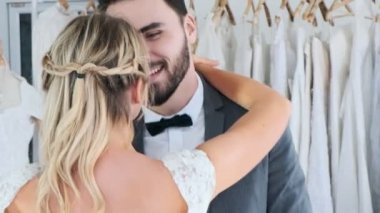 Romantik düğün çift pahalı kıyafet Dükkanı. Beyaz adam ve kadın gelin elbise, birbirimizi holding ve iplik. Romantik genç çift kavramı.