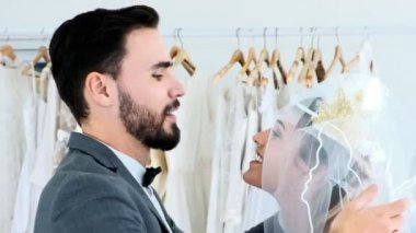 Romantik düğün çift pahalı kıyafet Dükkanı. Beyaz adam ve kadın gelin Giydir, Gelin peçe açma. Romantik genç çift kavramı. 