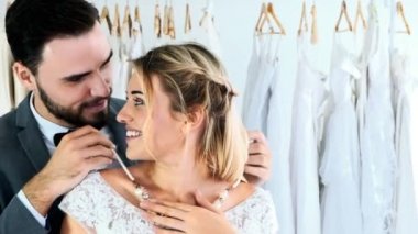Romantik düğün çift pahalı kıyafet Dükkanı. Dostum gelin elbise, kadın ve erkek kolye kadınını sürpriz veren beyaz. Romantik genç çift kavramı.