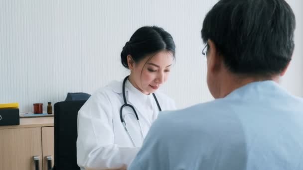 Doctor Con Paciente Doctora Joven Hablando Con Una Paciente Mayor — Vídeo de stock
