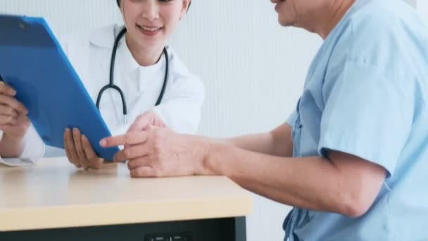 Doutor Com Paciente Médica Jovem Conversando Com Paciente Sênior Hospital — Vídeo de Stock