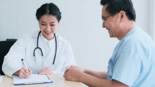 Doctor Con Paciente Doctora Joven Hablando Con Una Paciente Mayor — Vídeo de stock