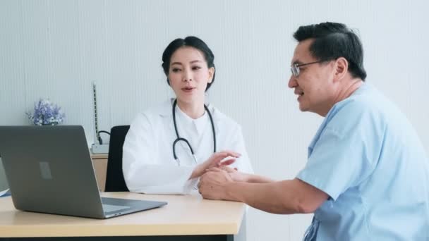 Docteur Avec Patient Jeune Femme Médecin Parlant Une Patiente Âgée — Video